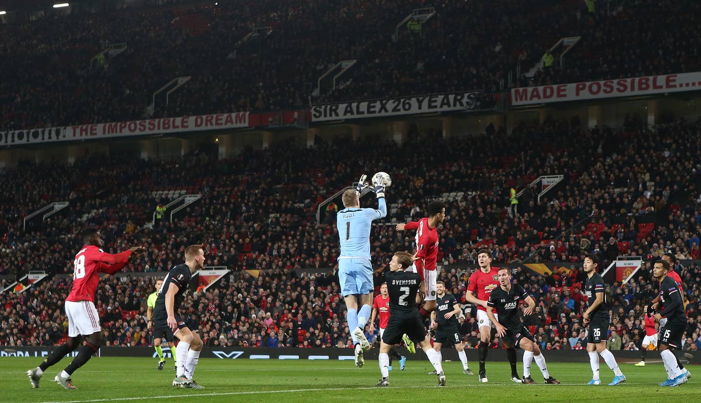 Man Utd hủy diệt AZ, một