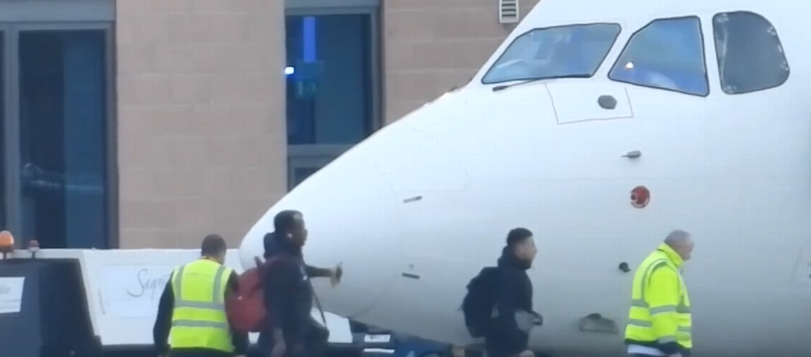 Paul Pogba boards plane to Watford with Manchester United squad - Bóng Đá