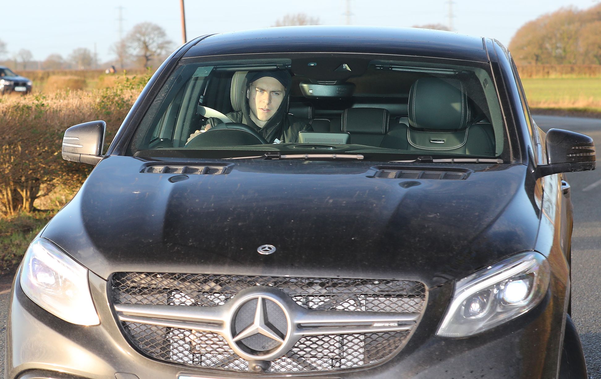 Anthony Martial and Jesse Lingard leave Manchester United training just FIFTEEN MINUTES after arriving - Bóng Đá