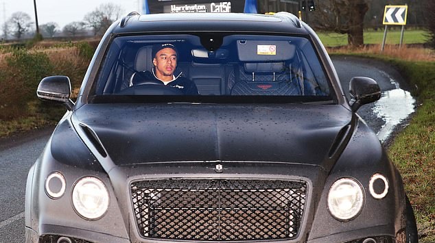 Anthony Martial and Jesse Lingard leave Manchester United training just FIFTEEN MINUTES after arriving - Bóng Đá