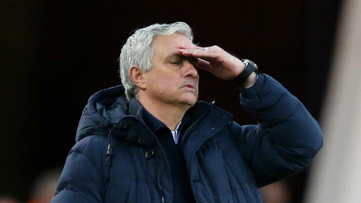 Crystal Palace ace Zaha offered to Mourinho's Tottenham - Bóng Đá