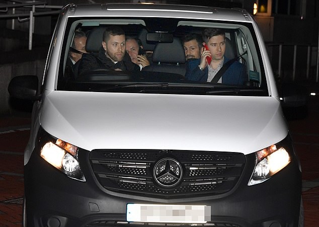 Đoàn xe tháp tùng Fernandes tới khách sạn Lowry.