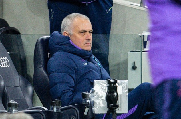 Jose Mourinho sitting ALONE in the dug-out while his staff watched Tottenham's penalty shootout defeat by Norwich - Bóng Đá