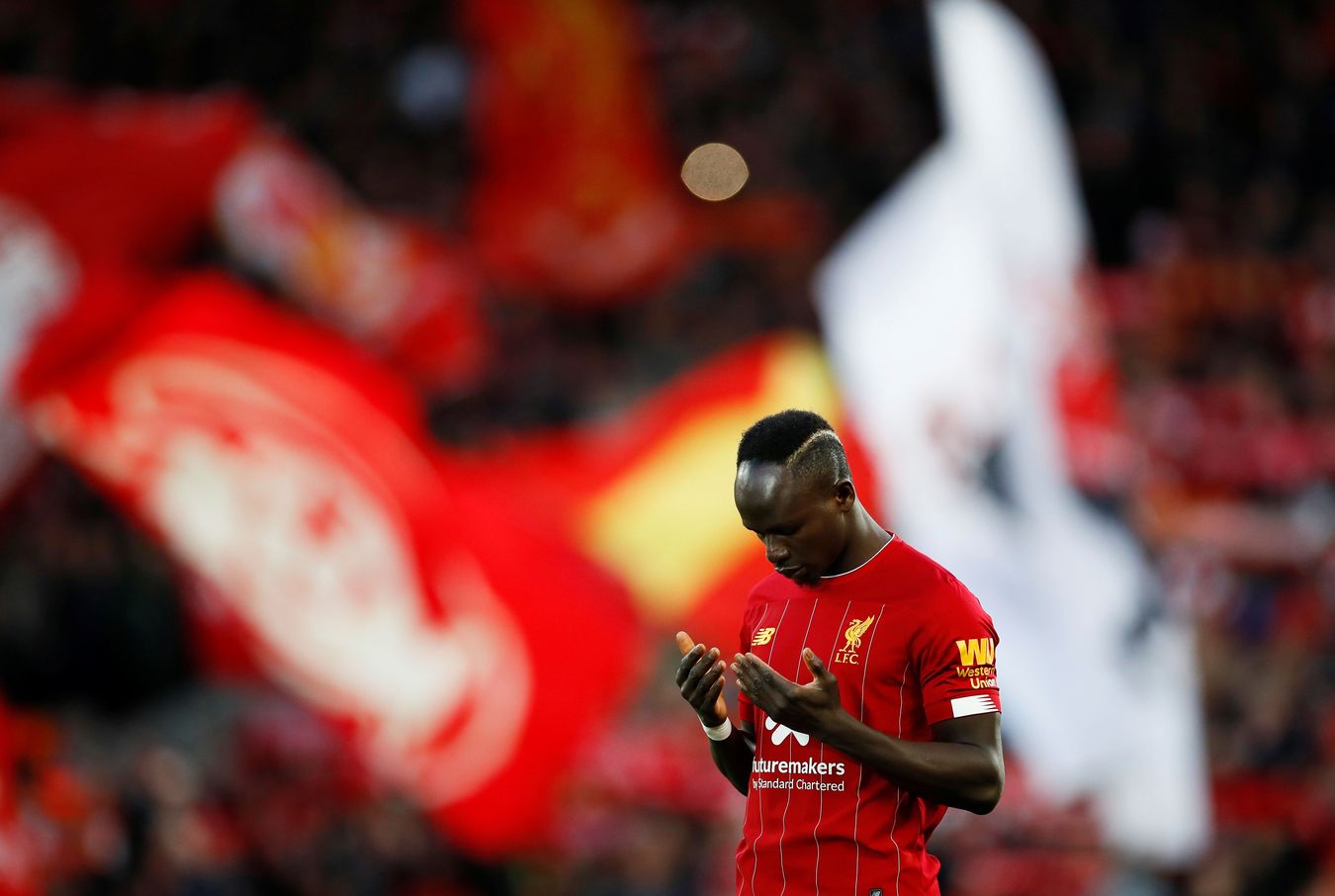 Như thường lệ, Sadio Mane thường xuyên cầu nguyện trước khi trận đấu diễn ra.