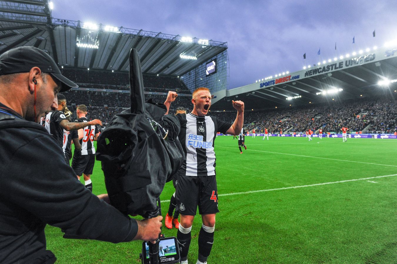 Matthew Longstaff có pha ăn mừng đáng nhớ khi sút tung lưới Man United ngay trong trận ra mắt Newcastle United ở Premier League.