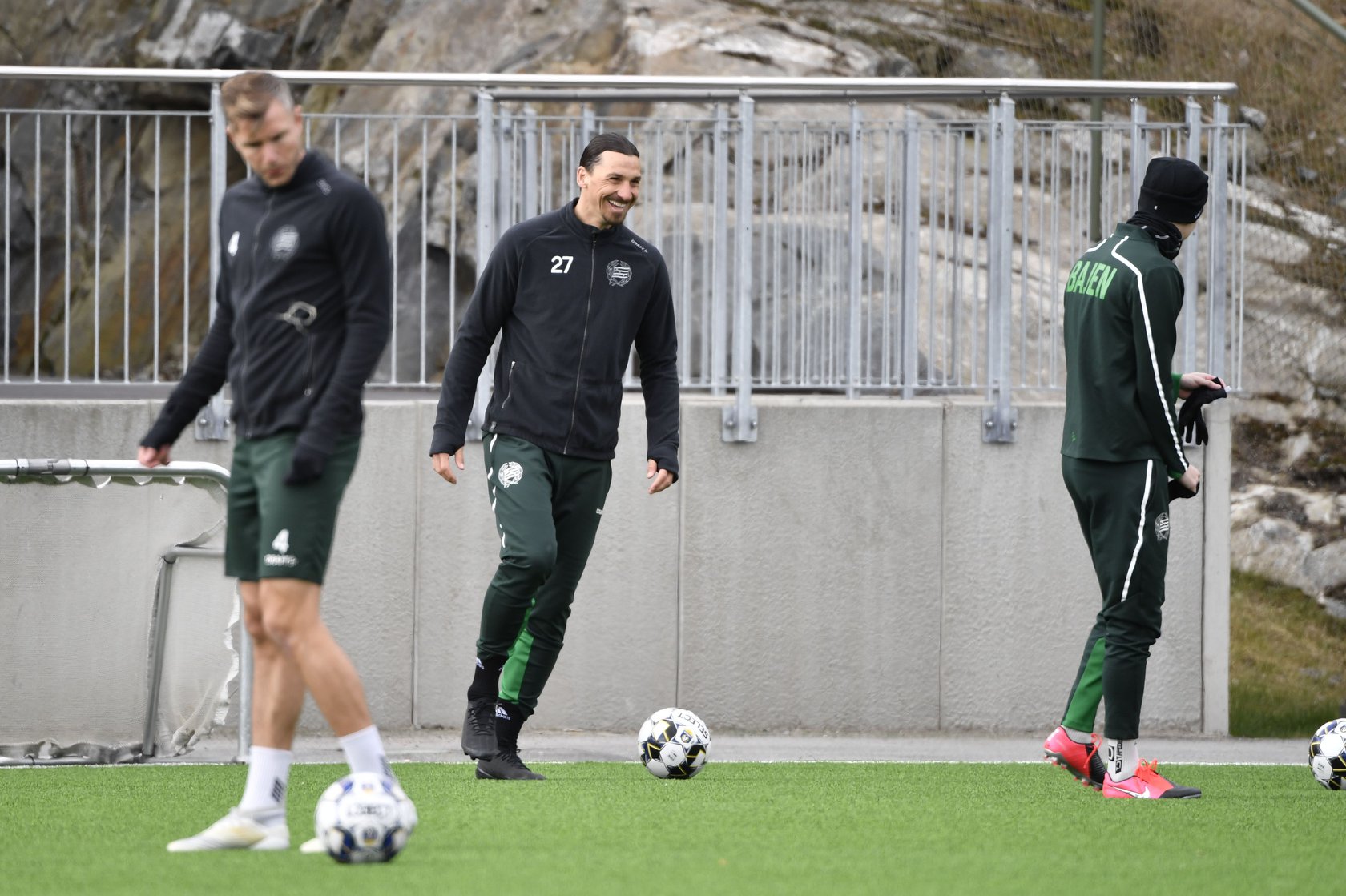 Ibrahimovic trông khá thoải mái khi tập luyện cùng các cầu thủ đội bóng này.