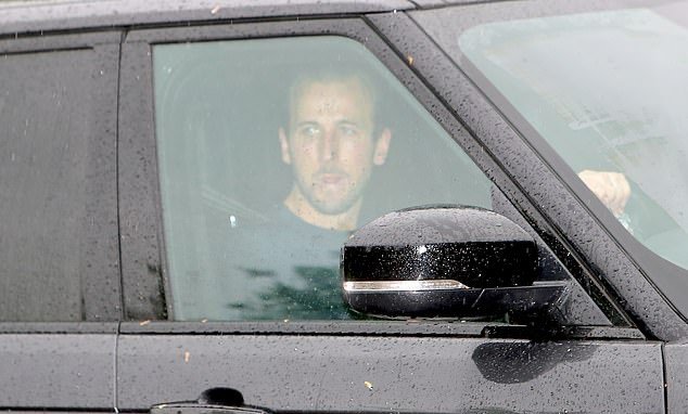 Theo đó, khi mà các cầu thủ Tottenham đã rục rịch trở lại sân tập, Mourinho đã trở thành một shipper chính hiệu.