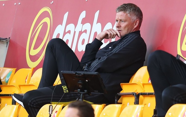 So với đội hình thắng Sheffield United 3-0, HLV Ole Gunnar Solskjaer có sự thay đổi lớn khi cho Odion Ighalo, Fred, Scott McTominay và Jesse Lingard cơ hội ra sân ngay từ đầu. Sergio Romero, Juan Mata, Eric Bailly và Diogo Dalot cũng góp mặt. Chỉ Harry Maguire, Luke Shaw và Bruno Fernandes là được giữ lại.