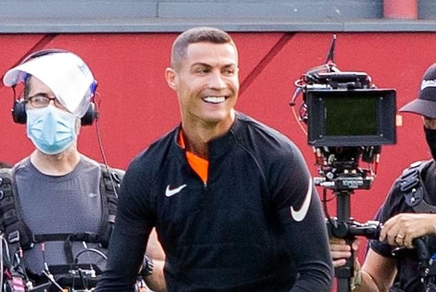 Ái nữ ngực khủng chứng khiến 2 Ronaldo cùng xuất hiện ở Juve - Bóng Đá