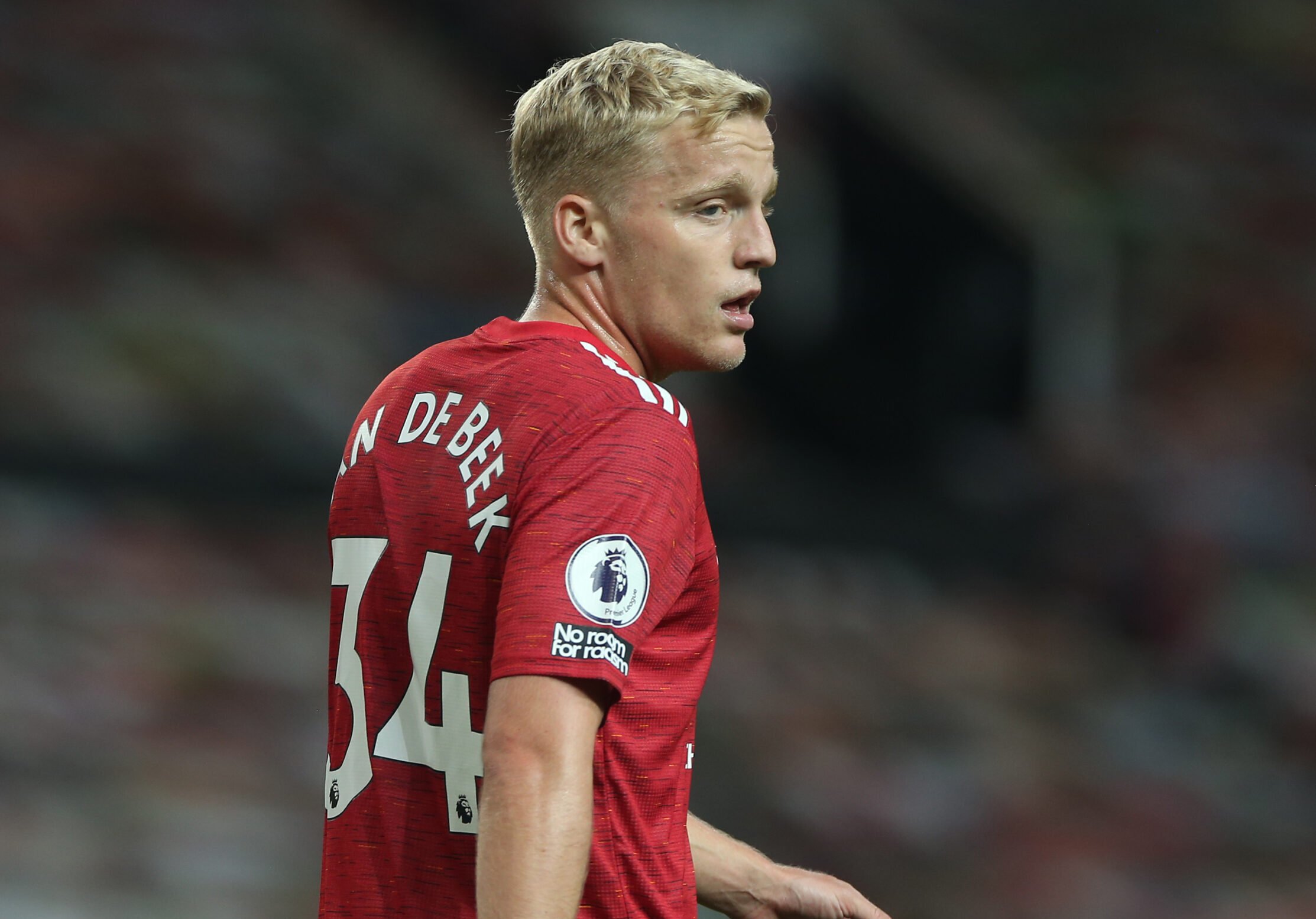 Van de Beek chơi bóng thông minh, và đọc được vị trí theo chiều dọc khá cừ. Từ đó, anh có thể xâm nhập vào những khoảng trống rồi đón đường chuyền của các đồng đội ghi bàn, mà pha lập công mới đây là một ví dụ điển hình.