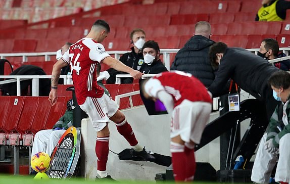 Xhaka không phục với phán xét của trọng tài. Trên đường rời khỏi sân, tiền vệ này đã có hành động đá vào một vật gì đó cản bước anh.
