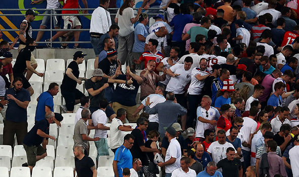 Cảnh bạo lực giữa CĐV Anh - Nga ở Euro 2016.