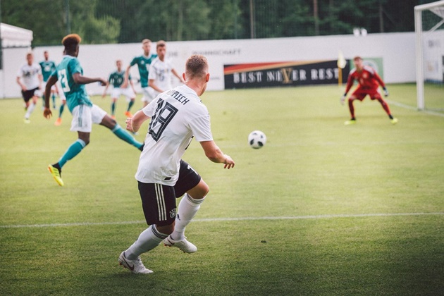 Hậu vệ Joshua Kimmich chuẩn bị có bóng và tung quả căng vào.