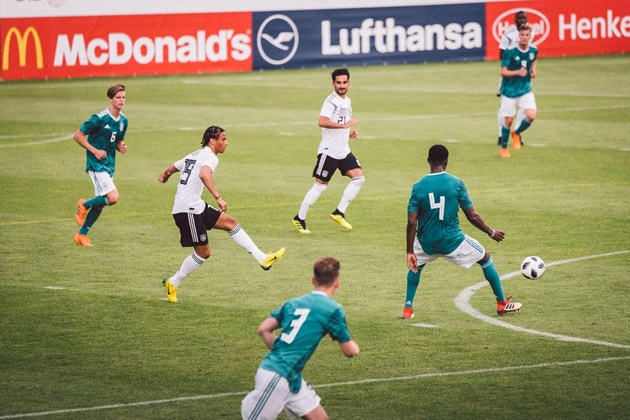 Goretzka thực hiện đường chuyền cho đồng đội.