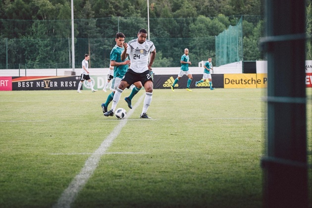 Rudiger đang cầm bóng dưới sự đeo bám của các cầu thủ U20.