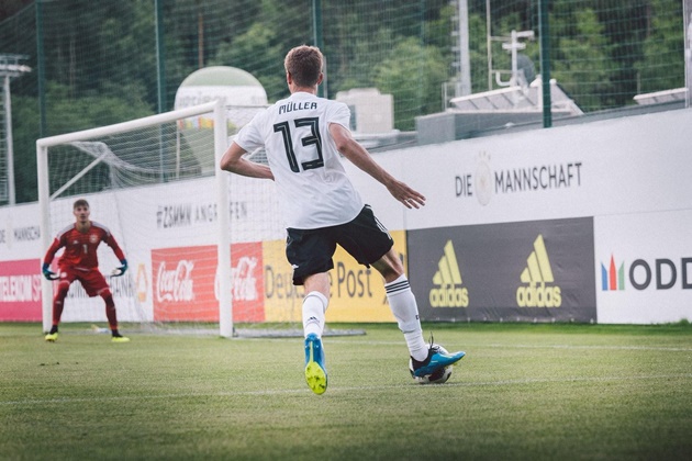 Muller có bóng bên cánh phải.