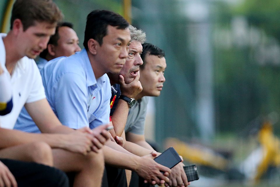 Ông Chung lên đội hình, ê-kíp kỹ thuật VFF theo dõi kỹ lưỡng.