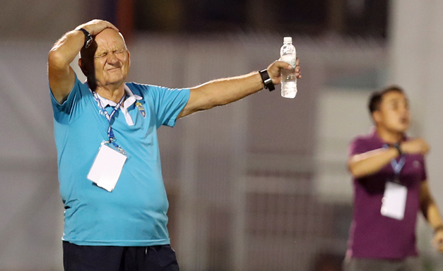 HLV Petrovic ôm đầu thất vọng với những tình huống bỏ lỡ cơ hội của các học trò.