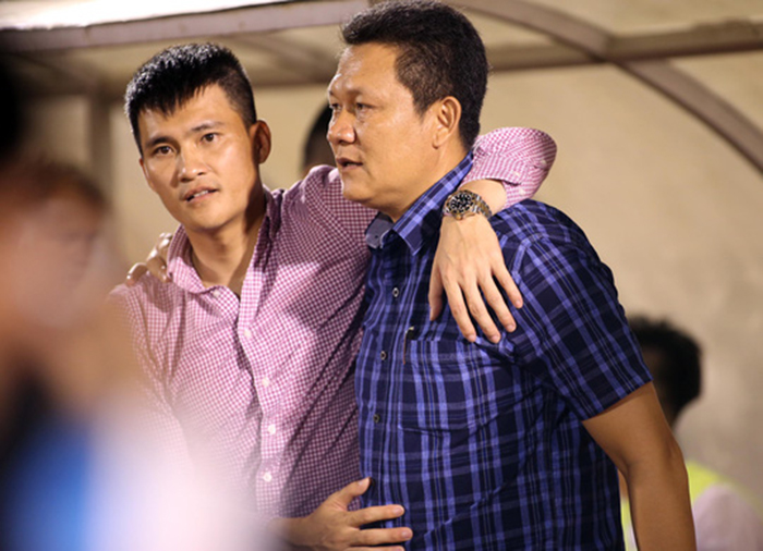 Công Vinh an ủi HLV Trương Quốc Tuấn của HAGL sau trận đấu. Ảnh: Quang Liêm.