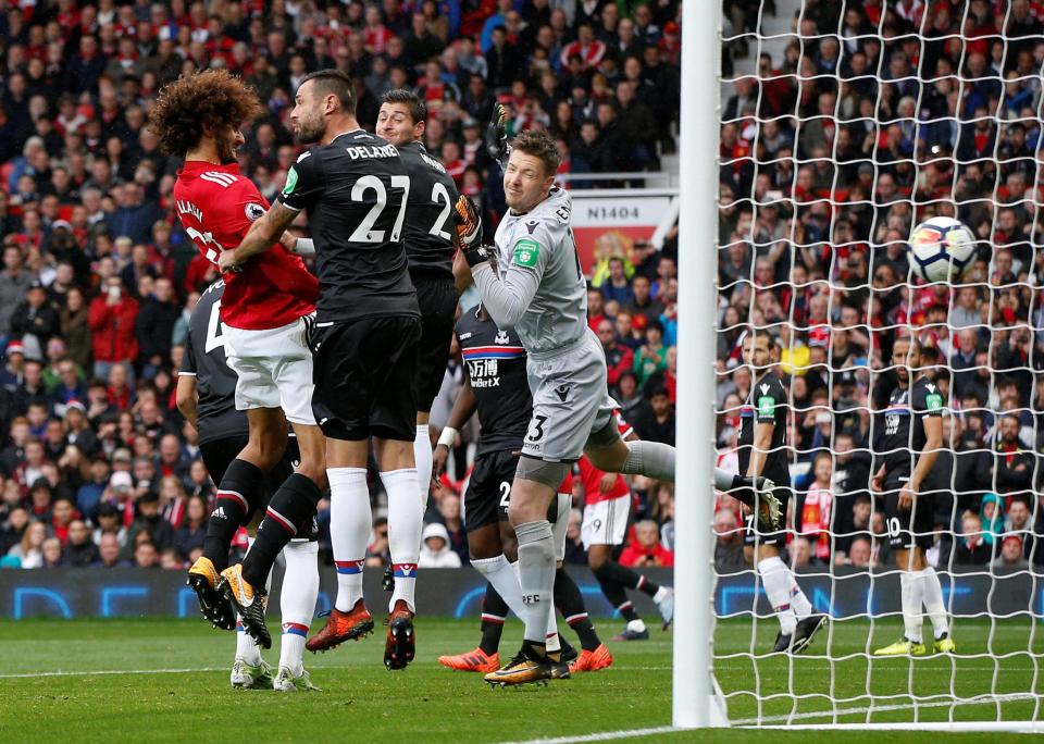 Fellaini rất nguy hiểm khi xâm nhập vòng cấm.