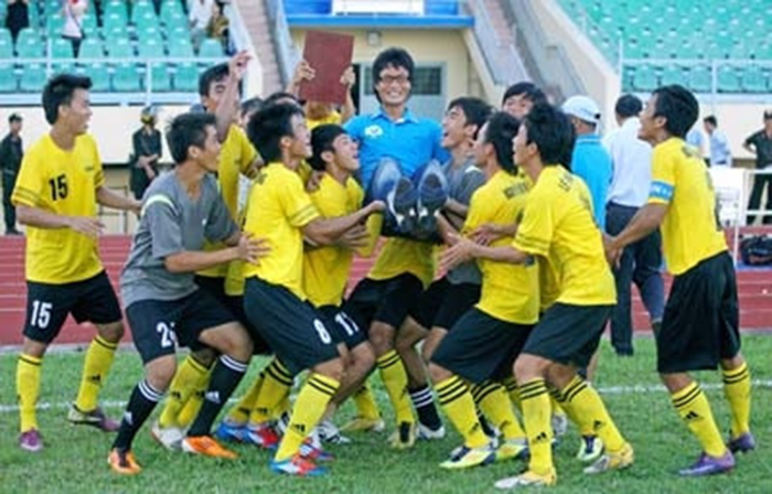 Ông Han Kuk-young từng giúp đội hạng 3 Vĩnh Long lên hạng nhì năm 2012. Ảnh: Dương Thu.