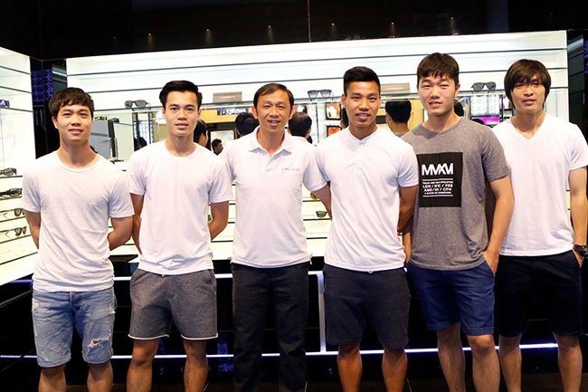 Nhưng thời gian tới sẽ khác khi HLV Dương Minh Ninh (thứ 3 từ trái qua) lên nắm quyền...Ảnh: Anh Khoa.