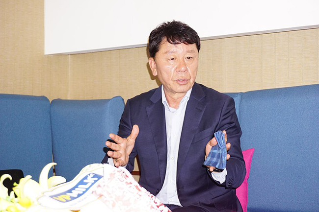 Không kém Công Vinh, bầu Đức cũng quyết vô địch V-League bằng việc thuê thầy ngoại như ông Chung Hae Seong về HAGL.