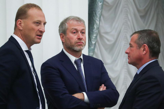 Ông chủ Abramovich (giữa) và các cộng sự đang tìm mọi cách để ngăn Chelsea rơi vào khủng hoảng.