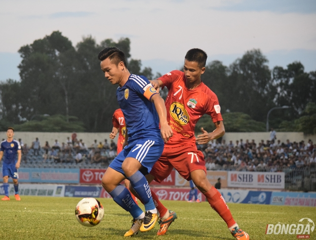 A Hoàng (71) đã "bắt chết" đội trưởng Thanh Trung bên phía chủ nhà Quảng Nam chiều nay. Ảnh: Viết Định