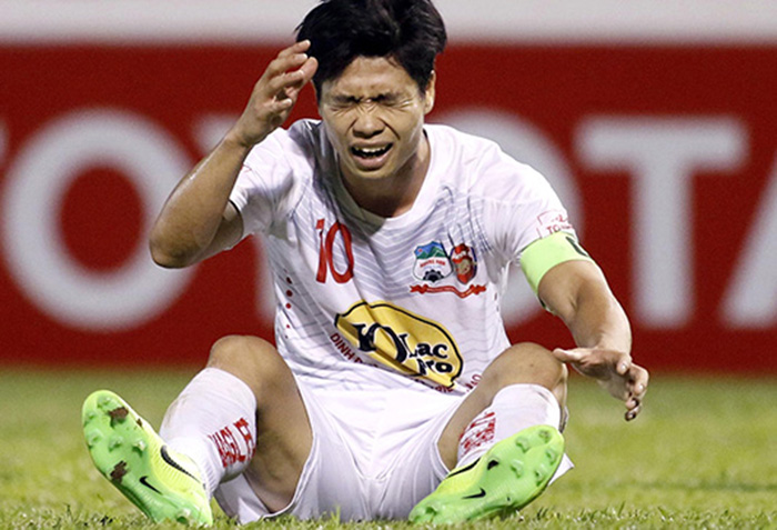 Công Phượng phải rời sân sớm trong trận HAGL gặp Quảng Nam ở vòng 22 V-League.