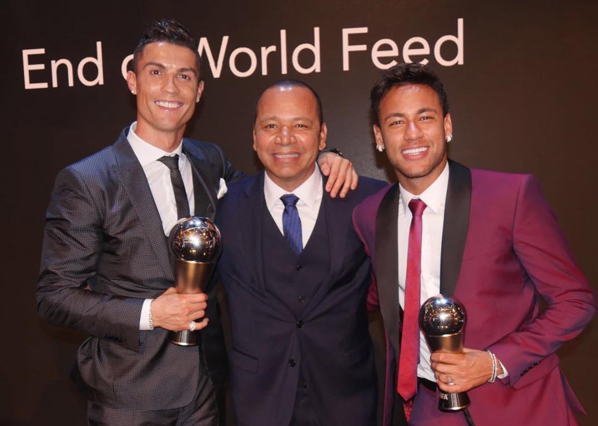 Ông Neymar Santos và con trai chụp với Ronaldo ở Gala FIFA.