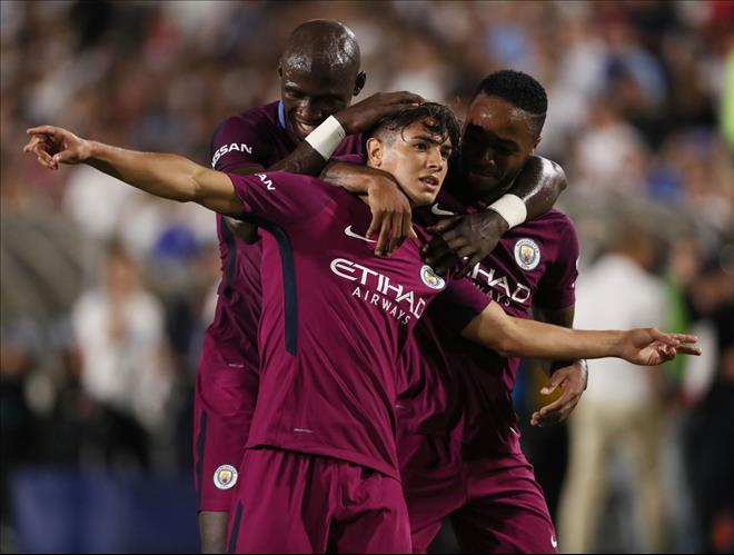 Phil Foden có bàn thắng đầu tiên cho đội 1 Man City ở trận thắng Real Madrid.