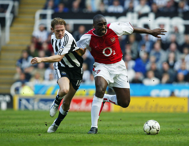 Sol Campbell (phải) sẽ tới Việt Nam lần này.