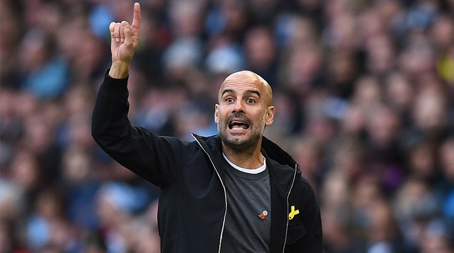 Guardiola đã nhiều lần ra đường biên thúc ép các cầu thủ thi đấu.