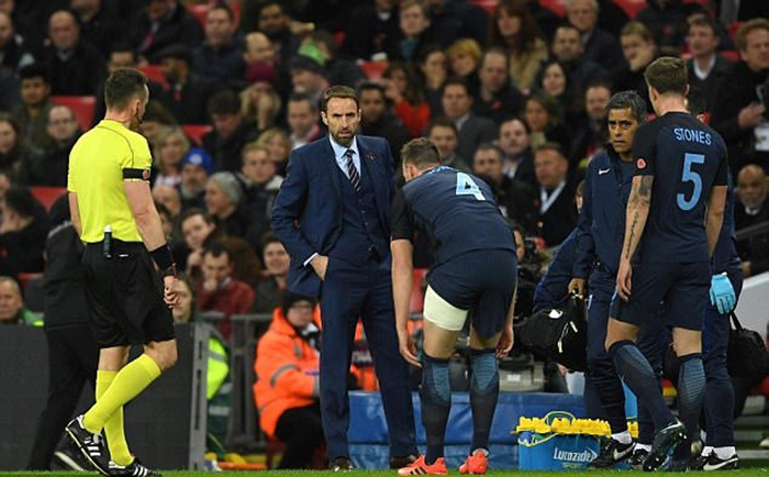 Phil Jones rời sân chỉ sau 25 phút trận giao hữu Anh vs Đức. Ảnh: Getty.