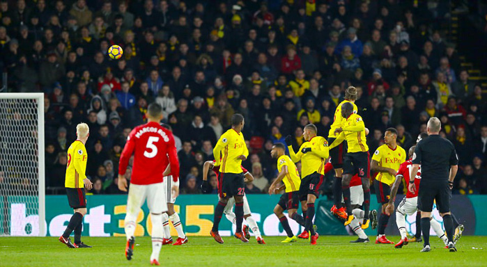 Young thực hiện cú đá phạt đẹp mắt ghi bàn.