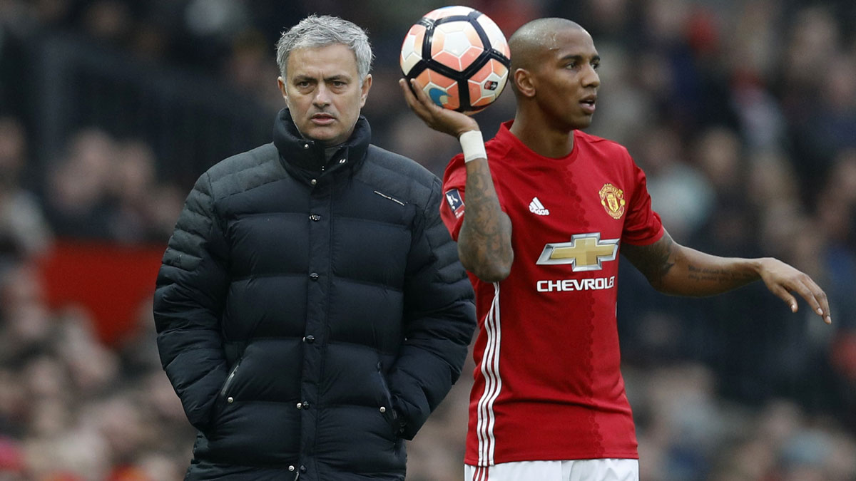 Từng bỏ rơi Ashley Young, giờ đây Mourinho không thể thiếu anh.