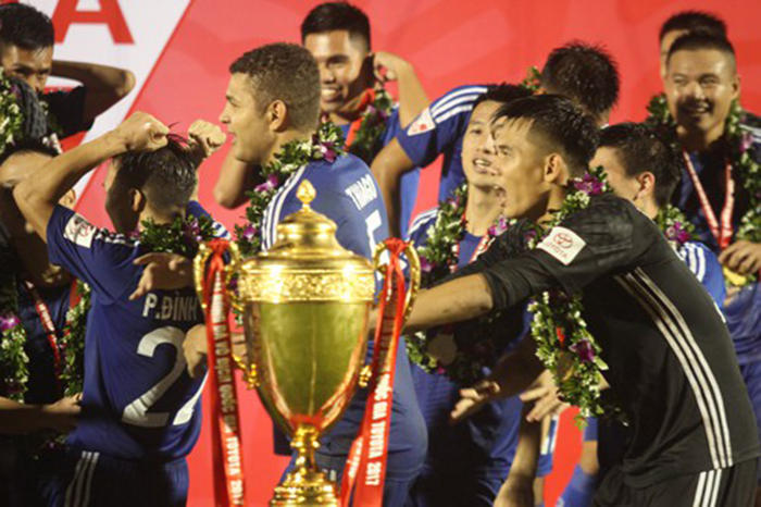 Nhà vô địch V-League 2017 vẫn còn thiếu điều kiện để trở thành một CLB bóng đá chuyên nghiệp Ảnh: MẠNH THƯỜNG.