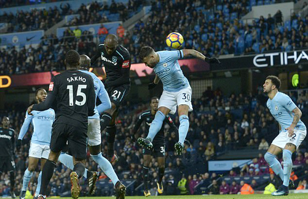 Ogbonna đánh đầu tung lưới Man City mới đây.