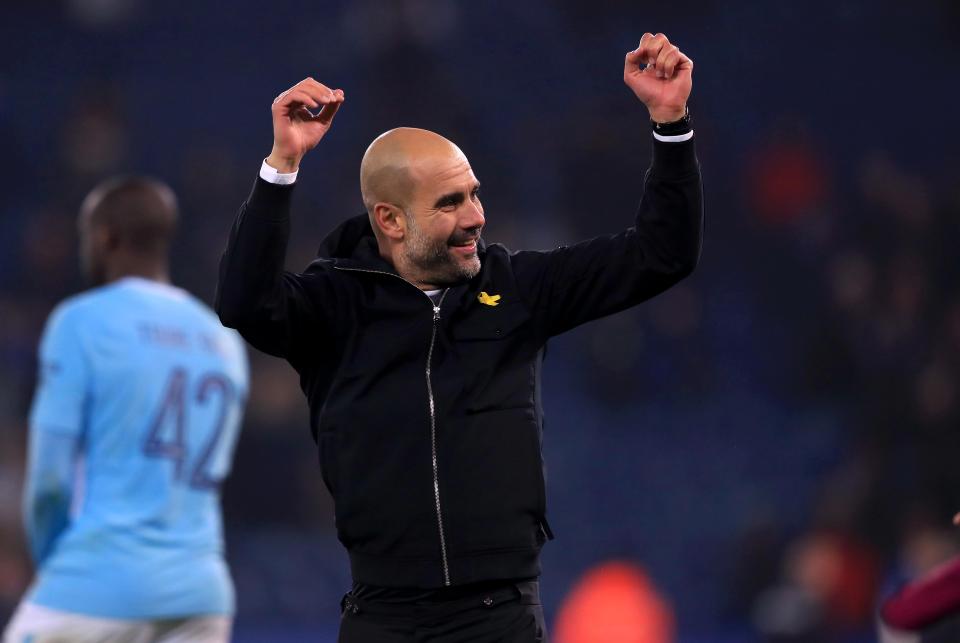 Guardiola ăn mừng chiến thắng cùng các học trò.