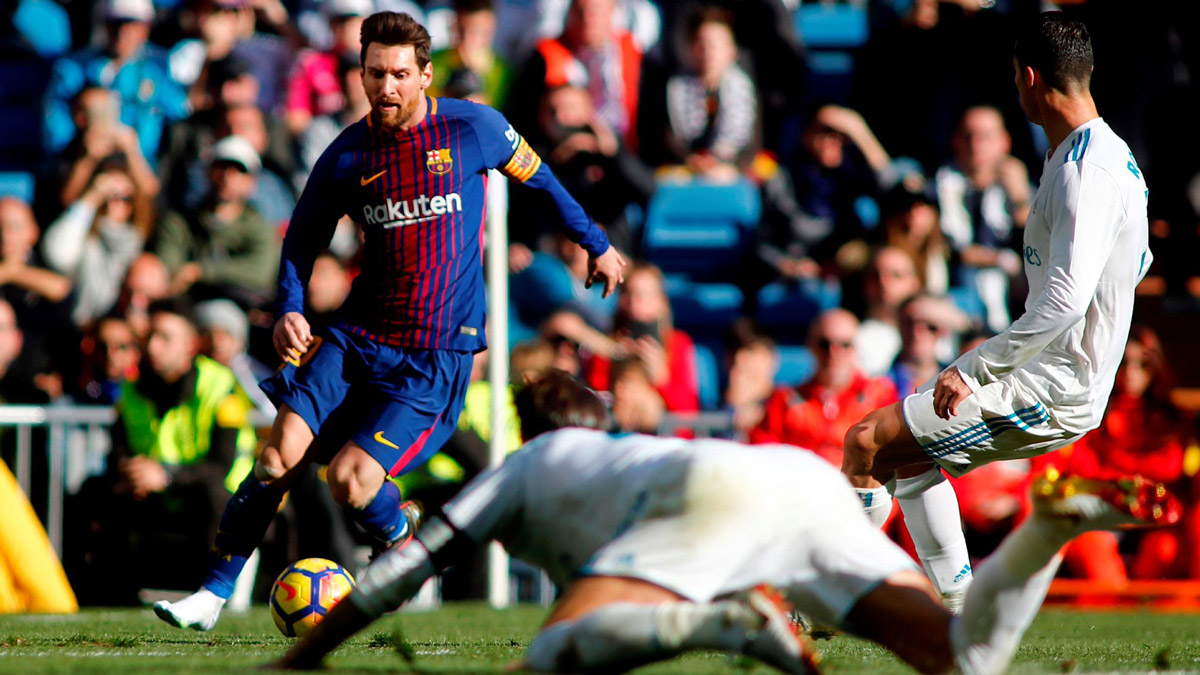 Ronaldo chỉ biết thưởng lãm Messi trình diễn.