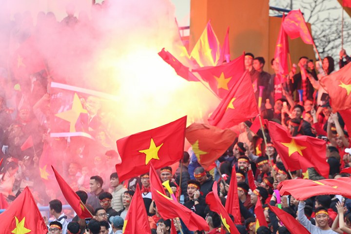 CĐV Việt Nam phủ sắc đỏ, tiếp lửa U23 Việt Nam - Bóng Đá