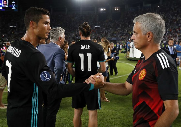 Mang CR7 về Old Trafford, Mourinho có đang tự bắn vào chân mình?