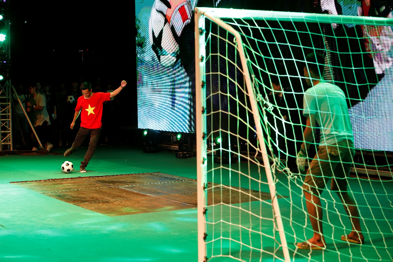 Văn Quyết so tài đá penalty với những thủ môn là các khán giả tại đại tiệc của Heineken ở Hà Nội