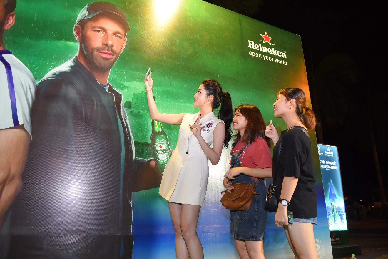 Fan hâm mộ bóng đá “đặc biệt” - Á Hậu Huyền My giao lưu cùng người hâm mộ tại Hà Nội