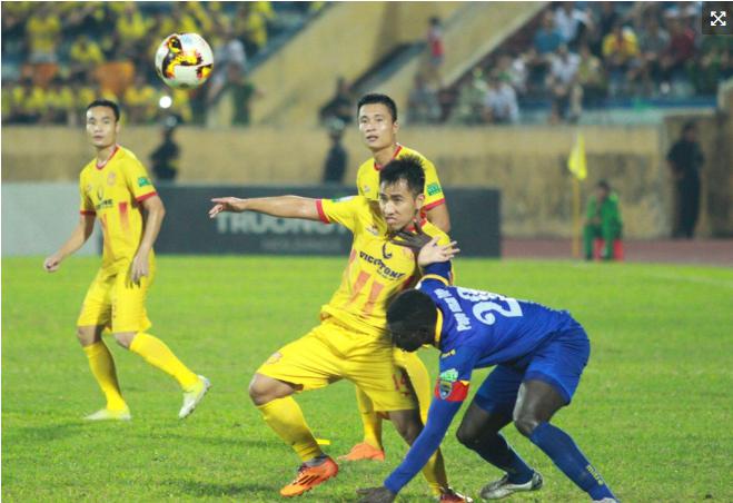 Cảnh sát vào sân bắt 'hooligan' ở trận Nam Định hòa Thanh Hóa - Bóng Đá