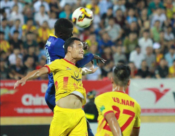 Cảnh sát vào sân bắt 'hooligan' ở trận Nam Định hòa Thanh Hóa - Bóng Đá