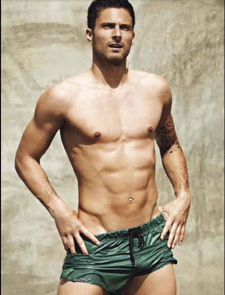 Oliver Giroud (Pháp): Oliver Giroud là một trong những cầu thủ điển trai nhất ở làng túc cầu thế giới. Ngoài ra, quá trình tập luyện chăm chỉ và chế độ dinh dưỡng hợp lý giúp Giroud sở hữu thân hình chuẩn người mẫu.