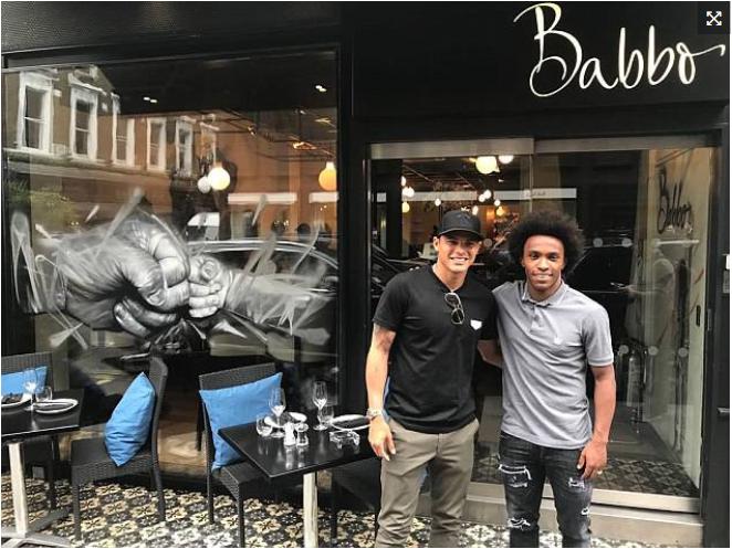 Neymar tranh thủ ngày 'xả trại' thăm quán ăn của Willian - Bóng Đá