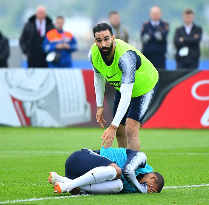 Mbappe tỏ ra khá đau đớn sau pha va chạm với Rami.